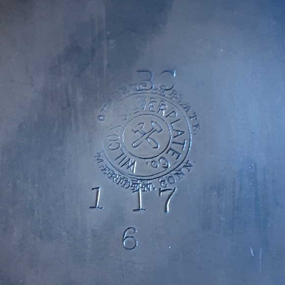 WILCOX SILVERPLATE Co., Flat Bottom  Floral Etched,  Hinged Lid Tea Pot - Picture 2 of 10